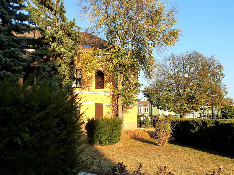 következő
