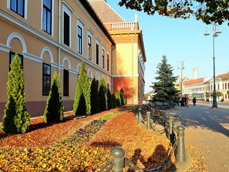 következő
