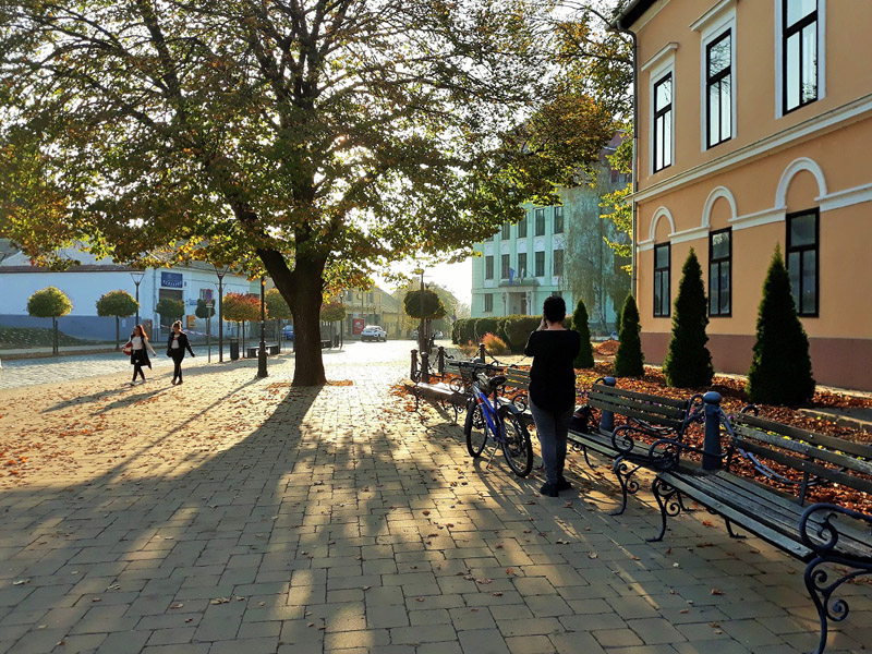 következő