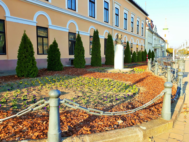 következő