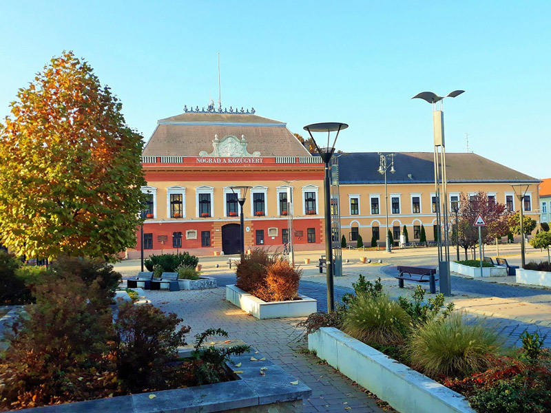 következő