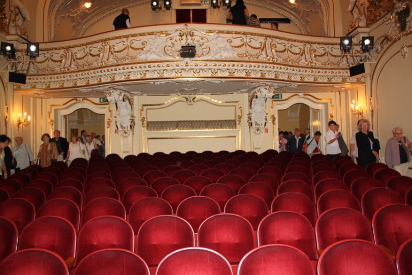 következő