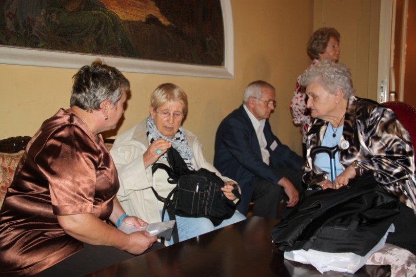 következő