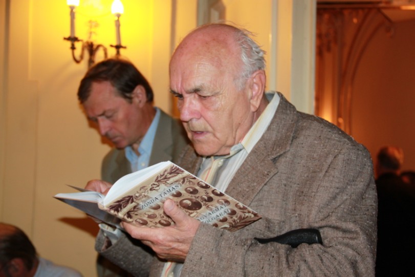 következő