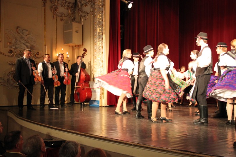 következő