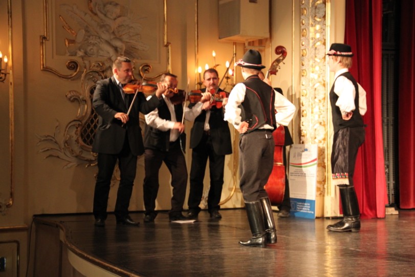 következő