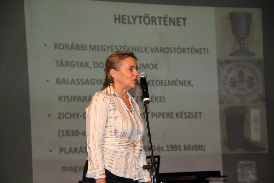következő