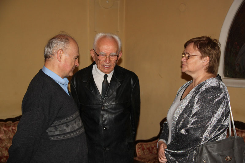 következő