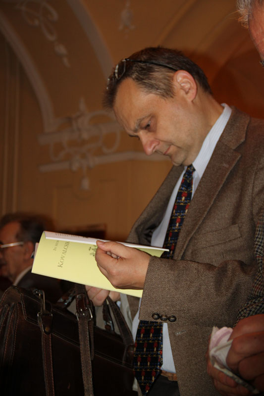 következő