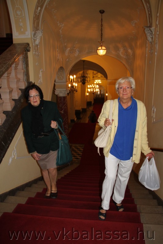 következő