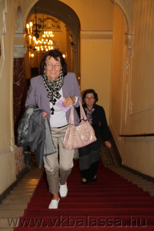 következő