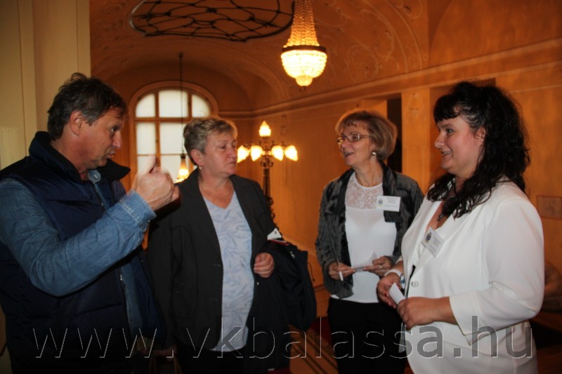 következő
