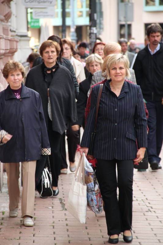 következő