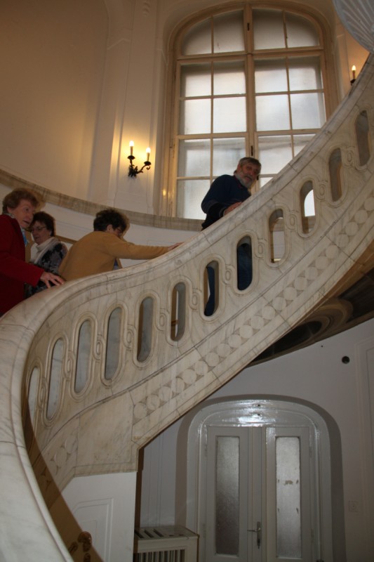 következő