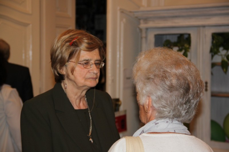 következő