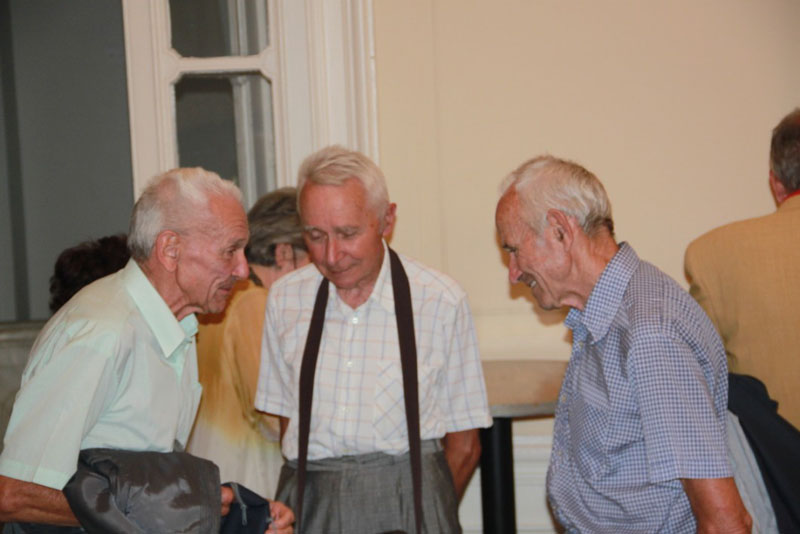 következő