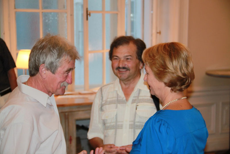 következő