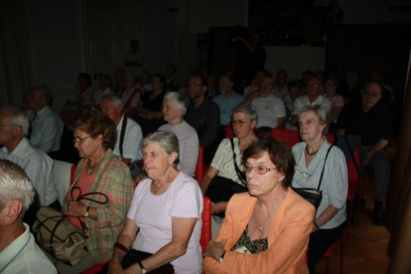 következő