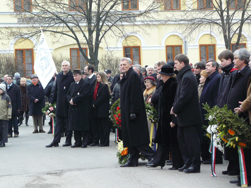 következő