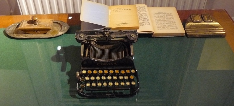 következő