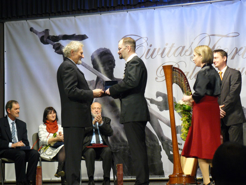 következő