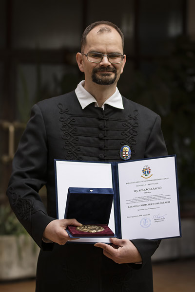 következő