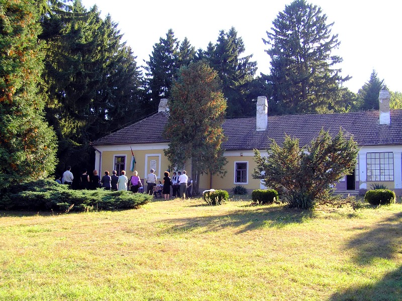 következő
