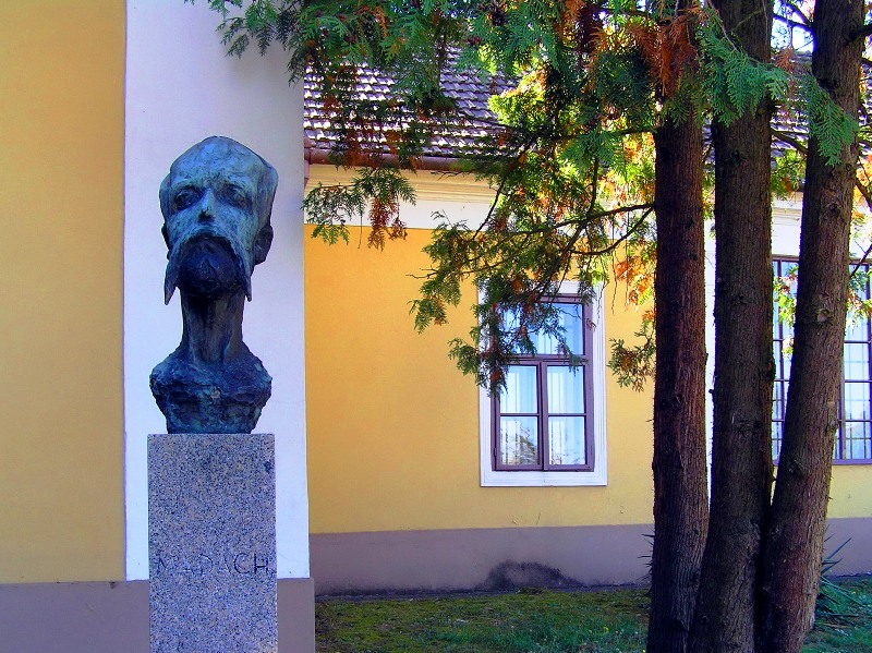 következő