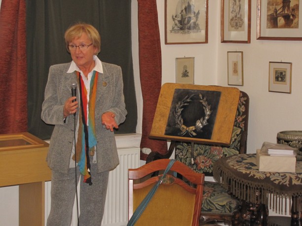 következő