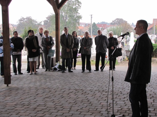 következő
