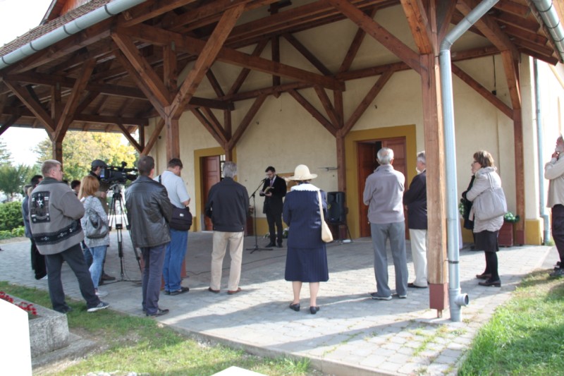 következő