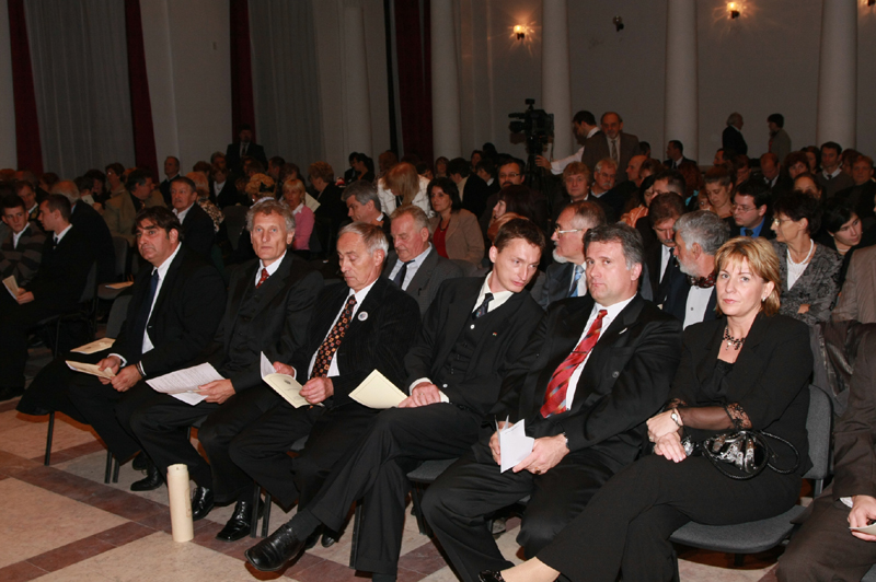 következő