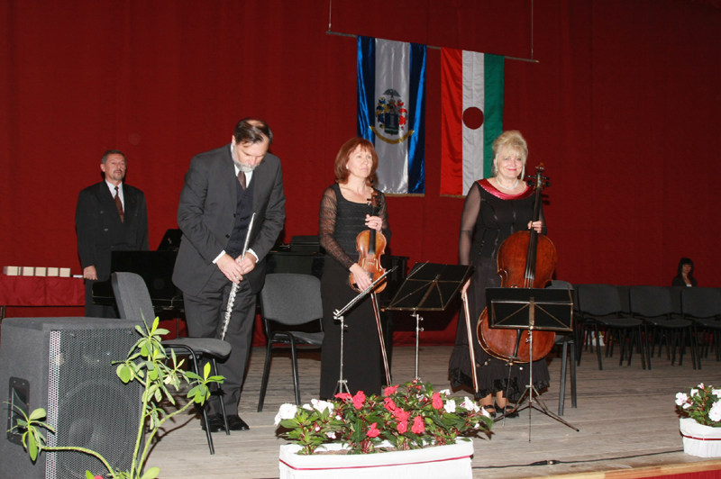 következő