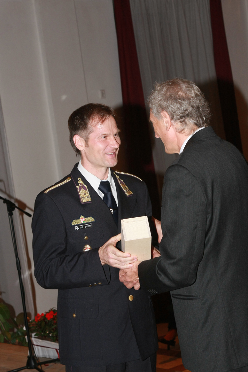 következő