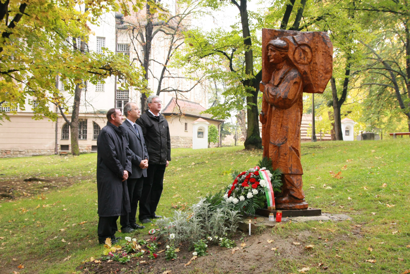 következő