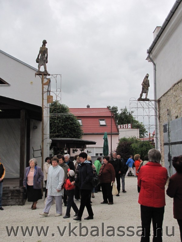 következő