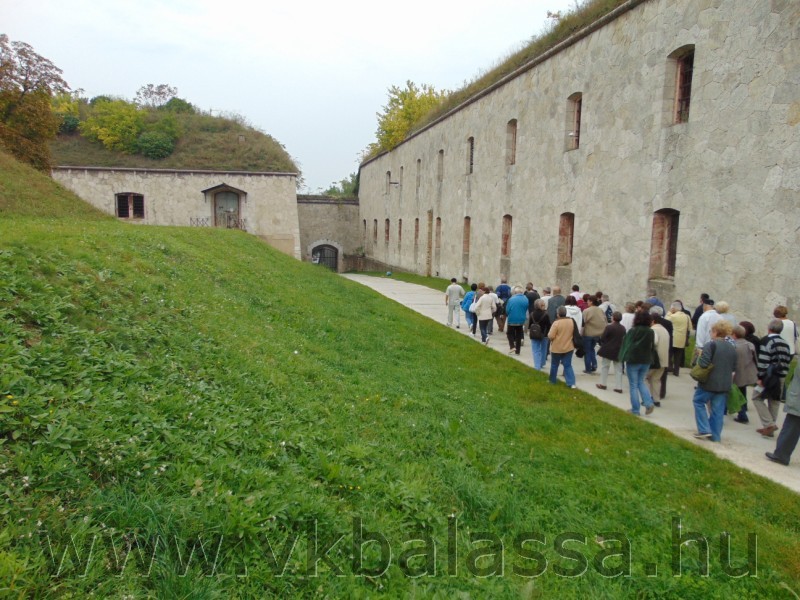 következő