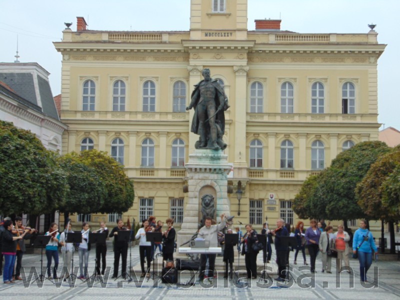 következő
