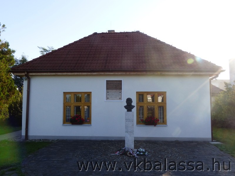 következő