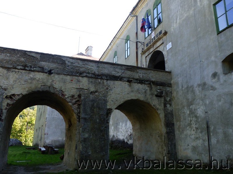 következő