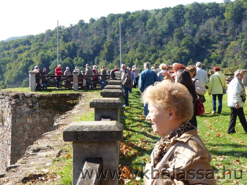 következő