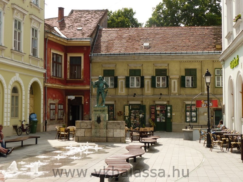 következő