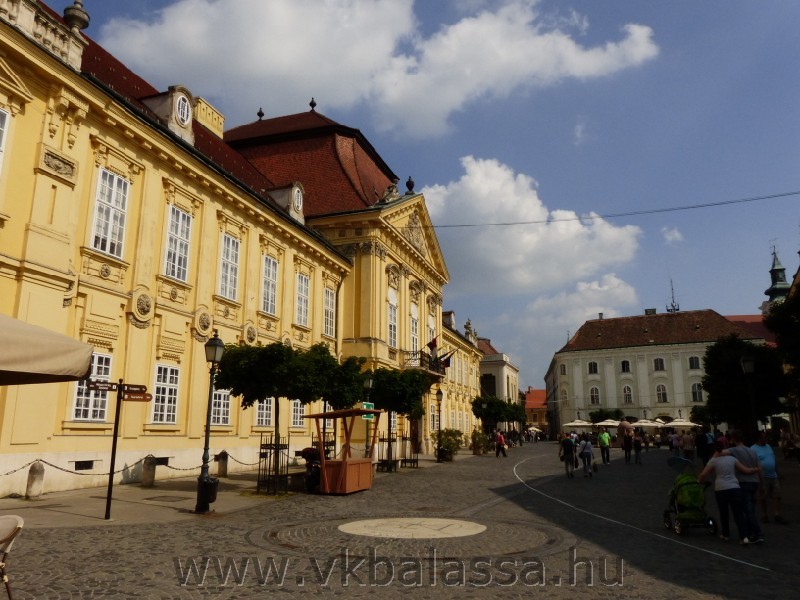 következő