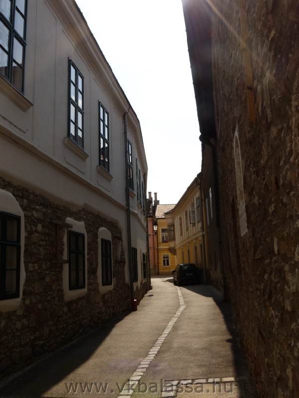 következő