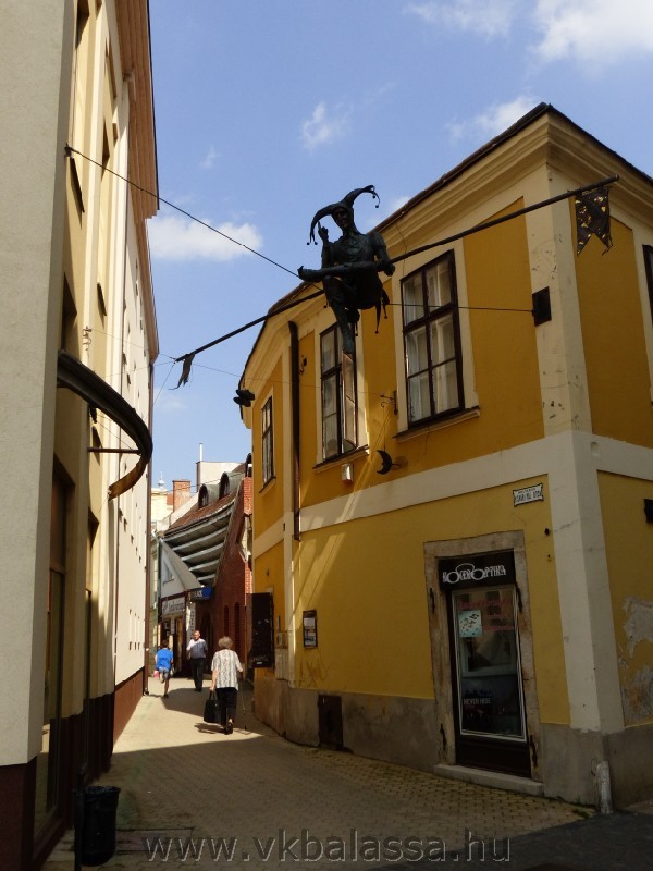 következő
