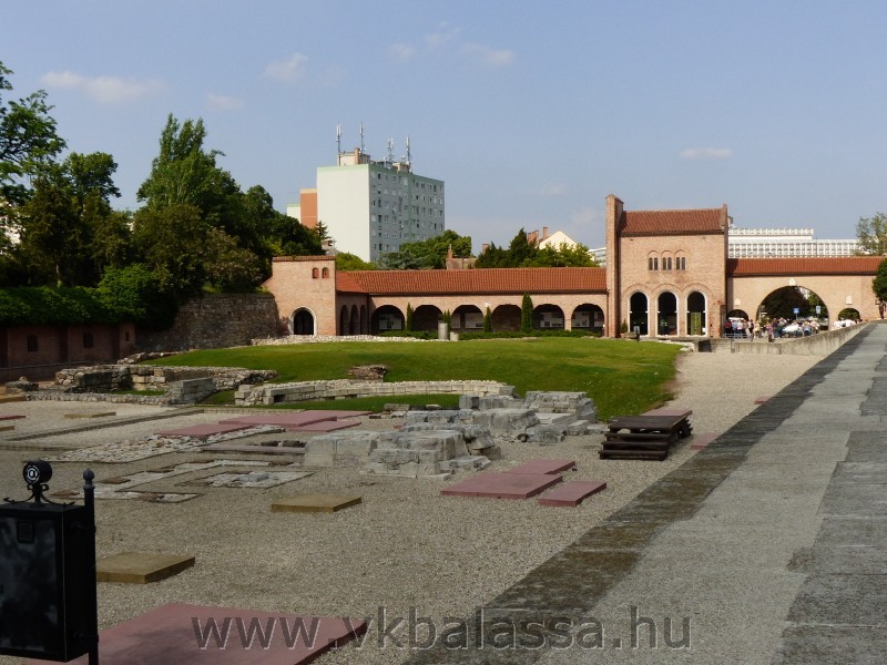 következő