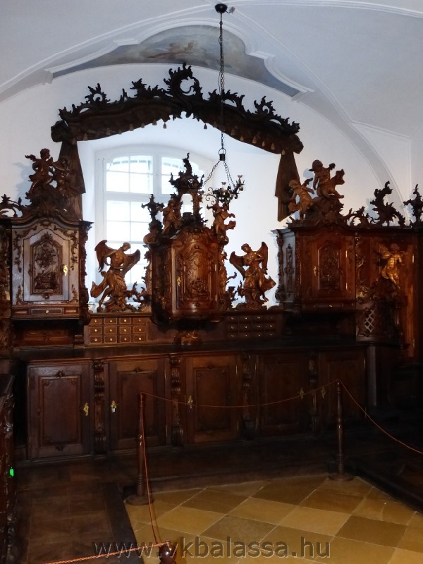 következő