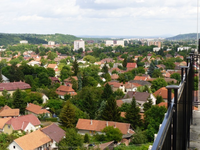 következő