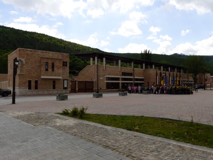 következő