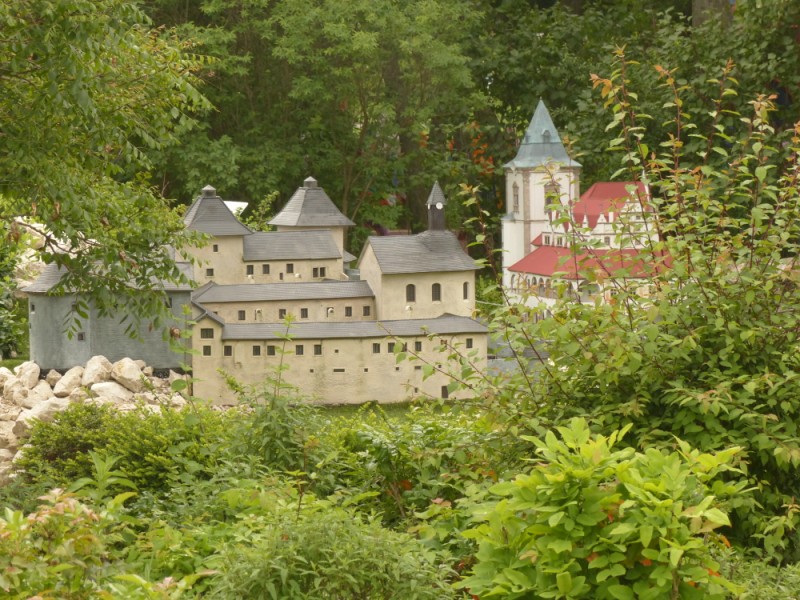következő